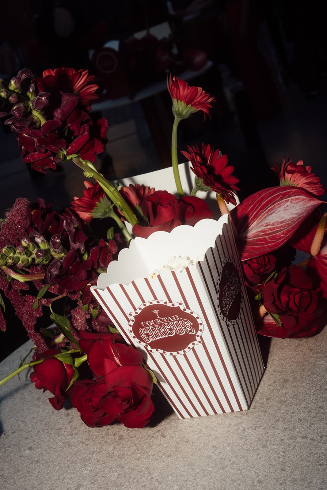 Composizione di fiori rossi e dettagli dell'aperitivo